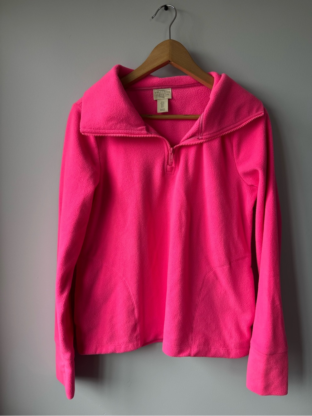 Unknown Brand Women's V-Neck Pullover Sweater in Bright Pink